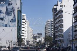 Image du Maroc Professionnelle de  Le Boulevard d’Anfa très important axe routier qui relie l’Est et l’Ouest de la cité blanche. Jusqu’aux année 90 du siècle dernier le Boulevard d'Anfa était dans sa majorité bordé de luxueuse villas entouré de jardins verdoyants qui ont presque tous disparues laissant  leur emplacement pour l’édifation de building spéculation et la recherche du profit le lot qui finira par tout détruire toute la classe et la joie de vivre des Casablancais. Photo réalisée, Lundi 9 Février 2009. (Photo / Abdeljalil Bounhar) 